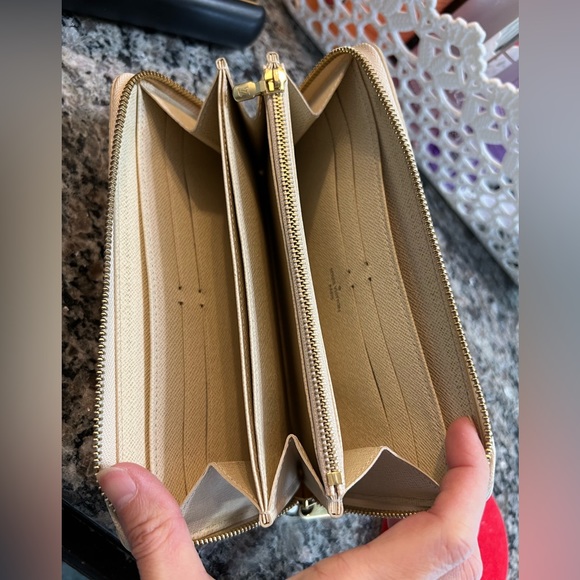 This wallet is still looking good. I’m not used that much - Picture 6 of 6